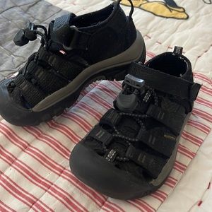 Washable Size US 8 Toddler Boy Keen sandal. Weatherproof everything! Durable.
